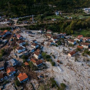 Pogled iz zraka na odron i posljedice poplava koje su pogodile BiH