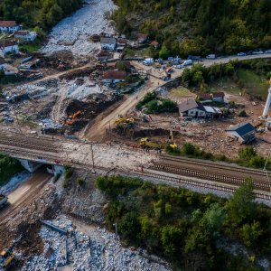 Pogled iz zraka na odron i posljedice poplava koje su pogodile BiH