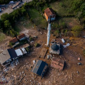 Pogled iz zraka na odron i posljedice poplava koje su pogodile BiH