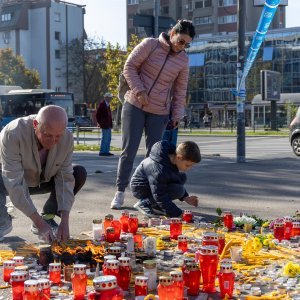 Novosađani pale svijeće za žrtve nezapamćene tragedije