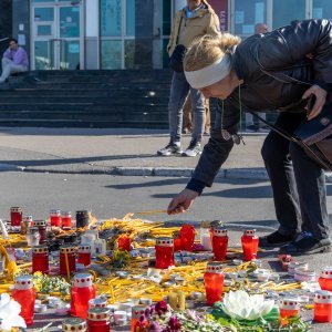 Novosađani pale svijeće za žrtve nezapamćene tragedije