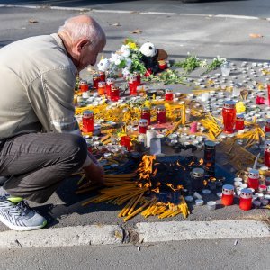 Novosađani pale svijeće za žrtve nezapamćene tragedije