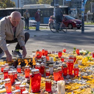 Novosađani pale svijeće za žrtve nezapamćene tragedije