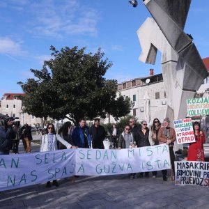 Kaštela: Prosvjed inicijative 'Spasimo Kozjak i Kaštela'