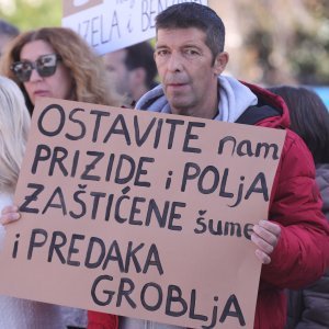 Kaštela: Prosvjed inicijative 'Spasimo Kozjak i Kaštela'