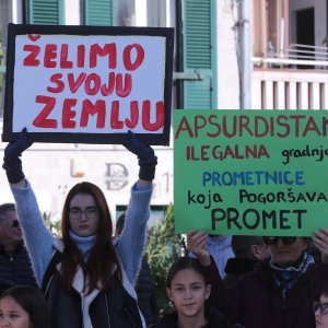 Kaštela: Prosvjed inicijative 'Spasimo Kozjak i Kaštela'