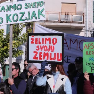 Kaštela: Prosvjed inicijative 'Spasimo Kozjak i Kaštela'