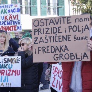 Kaštela: Prosvjed inicijative 'Spasimo Kozjak i Kaštela'