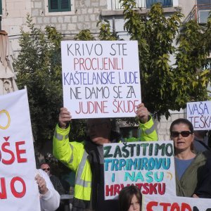 Kaštela: Prosvjed inicijative 'Spasimo Kozjak i Kaštela'