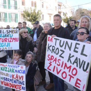 Kaštela: Prosvjed inicijative 'Spasimo Kozjak i Kaštela'