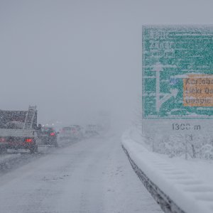 Zimski uvjeti na cestama, u Lici i dalje pada snijeg