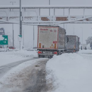 Zimski uvjeti na cestama, u Lici i dalje pada snijeg