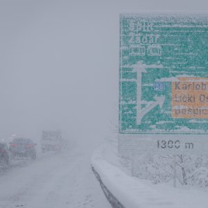 Zimski uvjeti na cestama, u Lici i dalje pada snijeg