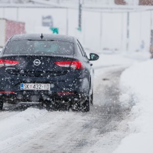 Zimski uvjeti na cestama, u Lici i dalje pada snijeg