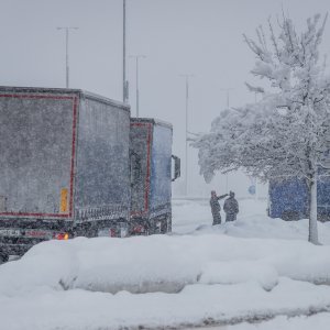 Zimski uvjeti na cestama, u Lici i dalje pada snijeg