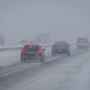 Zimski uvjeti na cestama, u Lici i dalje pada snijeg