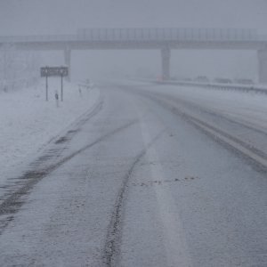 Zimski uvjeti na cestama, u Lici i dalje pada snijeg