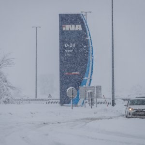 Zimski uvjeti na cestama, u Lici i dalje pada snijeg