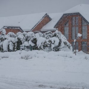 Zimski uvjeti na cestama, u Lici i dalje pada snijeg