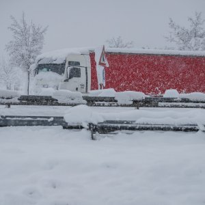 Zimski uvjeti na cestama, u Lici i dalje pada snijeg