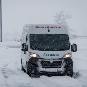 Zimski uvjeti na cestama, u Lici i dalje pada snijeg