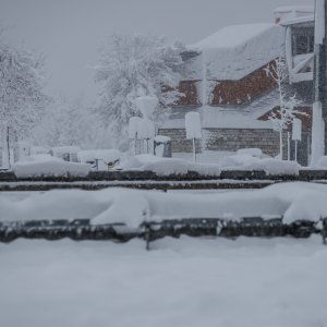 Zimski uvjeti na cestama, u Lici i dalje pada snijeg