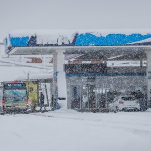 Zimski uvjeti na cestama, u Lici i dalje pada snijeg