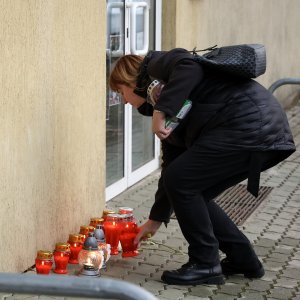 Građani pale svijeće i ostavljaju cvijeće ispred mjesnog odbora Prečko