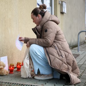 Građani pale svijeće i ostavljaju cvijeće ispred mjesnog odbora Prečko