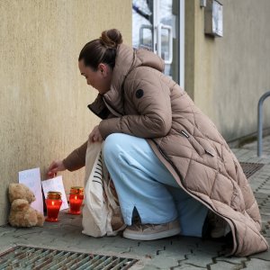 Građani pale svijeće i ostavljaju cvijeće ispred mjesnog odbora Prečko