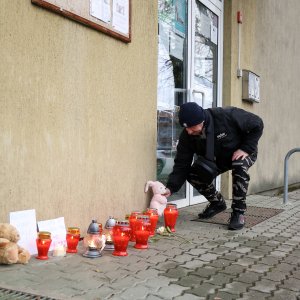 Građani pale svijeće i ostavljaju cvijeće ispred mjesnog odbora Prečko