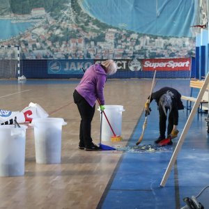 Bura razbila prozore na dvorani u Makarskoj