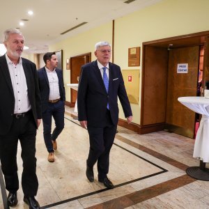 Istaknuti članovi HDZ-a pristigli su u izborni stožer Dragana Primorca