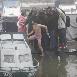 Tradcionalno zimsko kupanje u Dravi u osječkoj Zimskoj luci