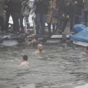 Tradcionalno zimsko kupanje u Dravi u osječkoj Zimskoj luci