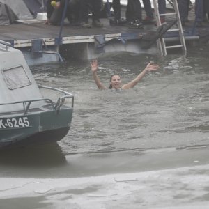 Tradcionalno zimsko kupanje u Dravi u osječkoj Zimskoj luci