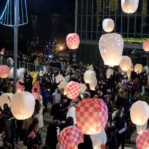 Puštanje lampiona dobrih želja na šibenskoj Poljani