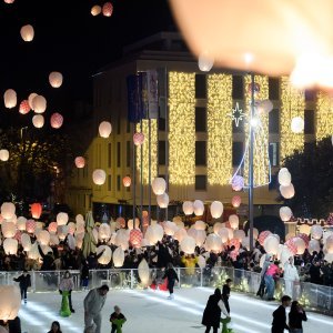 Puštanje lampiona dobrih želja na šibenskoj Poljani