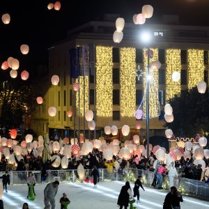 Puštanje lampiona dobrih želja na šibenskoj Poljani