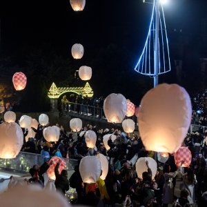 Puštanje lampiona dobrih želja na šibenskoj Poljani