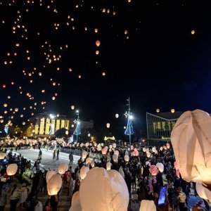 Puštanje lampiona dobrih želja na šibenskoj Poljani