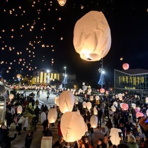 Puštanje lampiona dobrih želja na šibenskoj Poljani