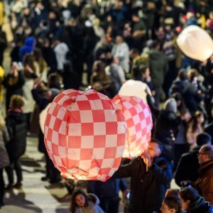 Puštanje lampiona dobrih želja na šibenskoj Poljani