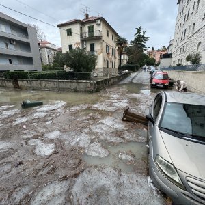 Obilna kiša i tuča poplavili dijelove Splita