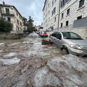 Obilna kiša i tuča poplavili dijelove Splita