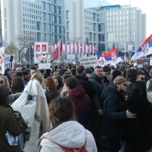 Studenti s građanima i dalje blokiraju Most slobode u Novom Sadu