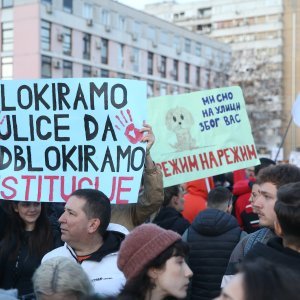 Studenti s građanima i dalje blokiraju Most slobode u Novom Sadu