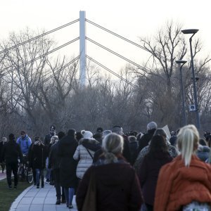 Studenti s građanima i dalje blokiraju Most slobode u Novom Sadu