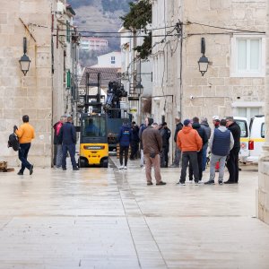 Uklanjanje zvona sa zvonika Kneževog dvora u Pagu oštećenog u potresu