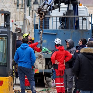 Uklanjanje zvona sa zvonika Kneževog dvora u Pagu oštećenog u potresu